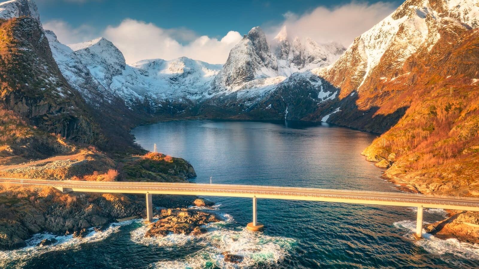 Brücke über dem Fjoerd in Norwegen