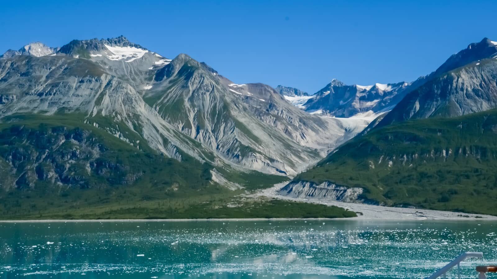 Beste Reisezeit Nordamerika – Sommerlandschaft in Kanada und Alaska mit Bergen und Gletschersee