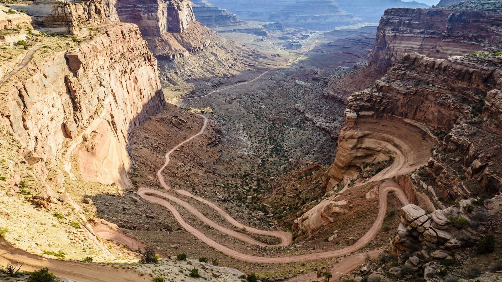 Beste Reisezeit Nordamerika – Roadtrip durch Canyonlandschaft im Südwesten der USA