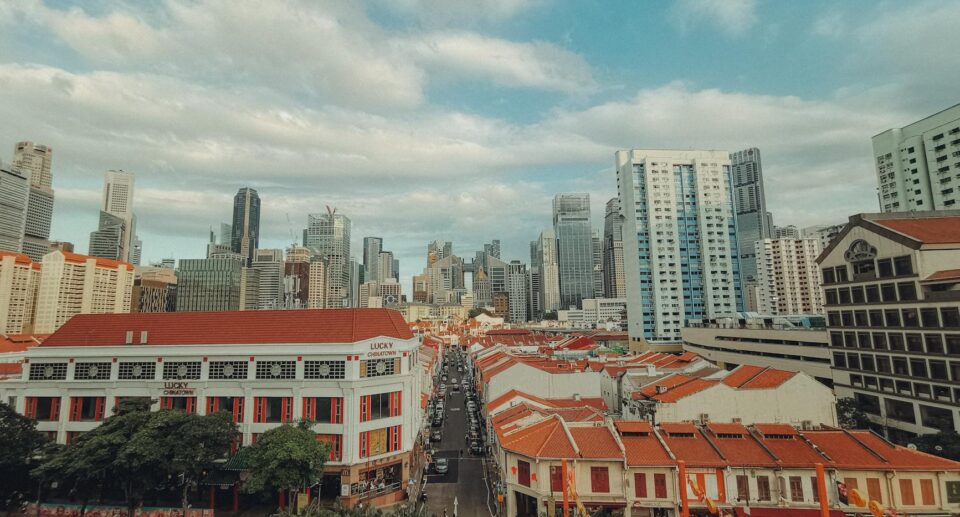 Singapurs Chinatown mit bunten Häusern und modernen Hochhäusern im Hintergrund
