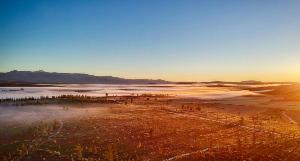 Matroosberg-Gebirge in Südafrika bei Sonnenaufgang mit Nebel und seren Naturlandschaft