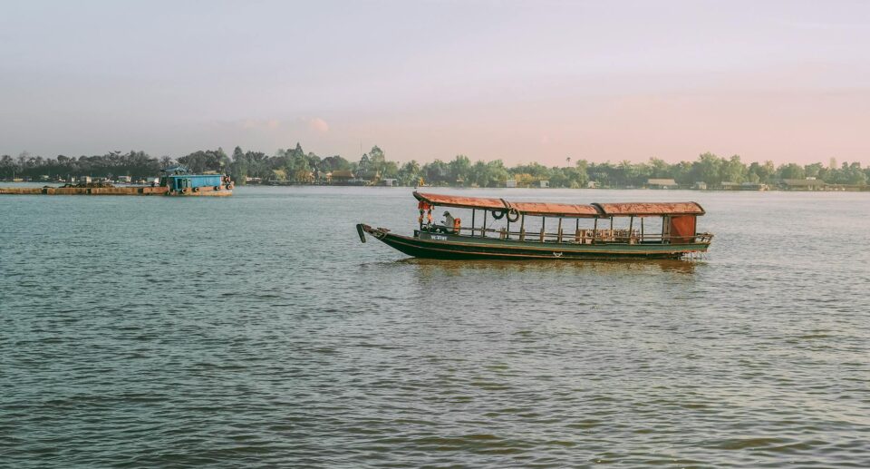 Traditionelles Boot auf dem Mekong River bei Sonnenuntergang in Vĩnh Long, Vietnam