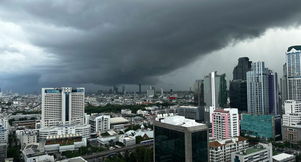 Dunkle Gewitterwolken ziehen über die Bangkok Skyline auf, typisch für die Monsunzeit in Südostasien