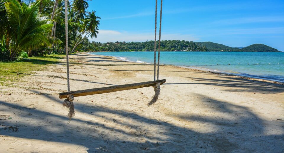Serenity Schaukel am Strand von Ko Mak Thailand unter klarem Himmel