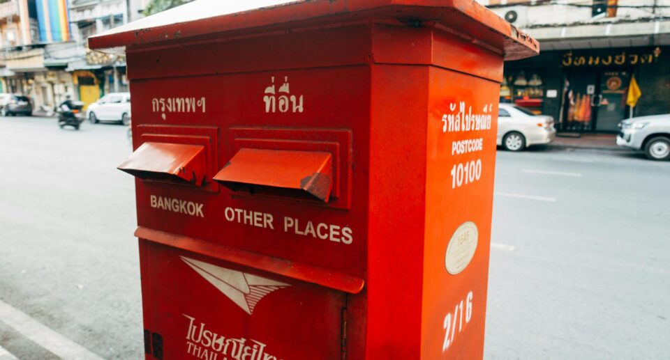 Leuchtend roter Briefkasten auf einer Straße in Bangkok, Thailand