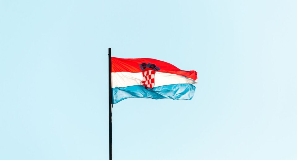 Kroatische Flagge weht vor blauem Himmel in Trogir