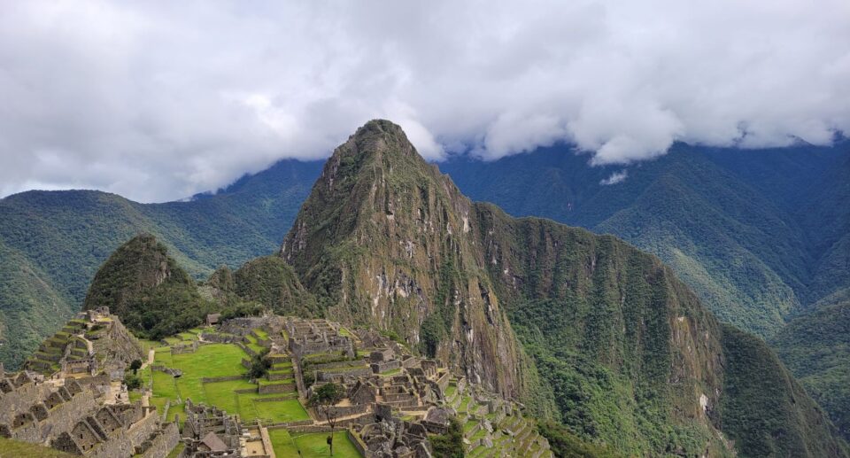 Luftaufnahme von Machu Picchu in den Anden mit antiken Steinstrukturen und grüner Umgebung