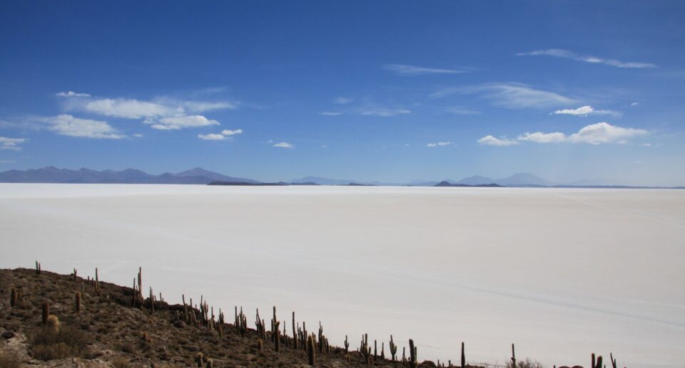 Atemberaubende Landschaft des Salar de Uyuni mit klarem Himmel und fernen Bergen