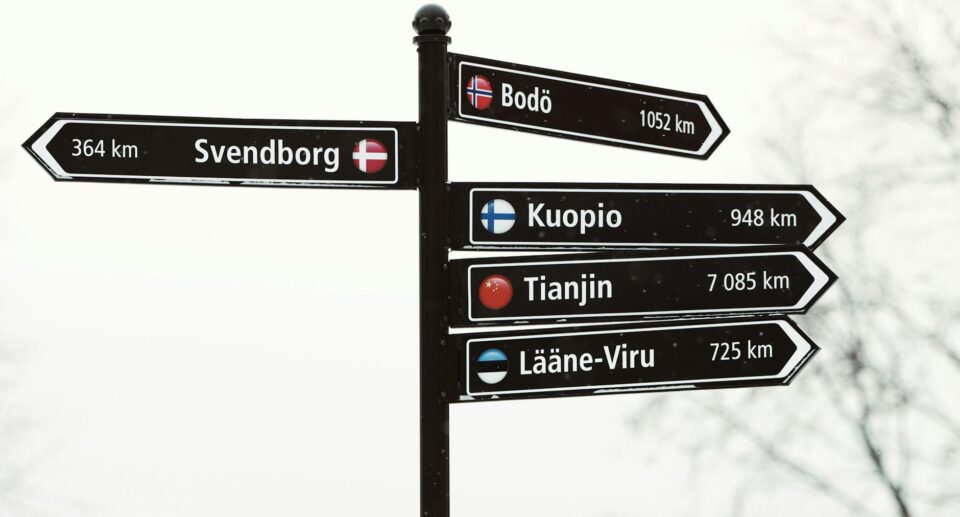 Verschneiter Wegweiser in Jönköping mit Entfernungsangaben zu verschiedenen nordischen Städten
