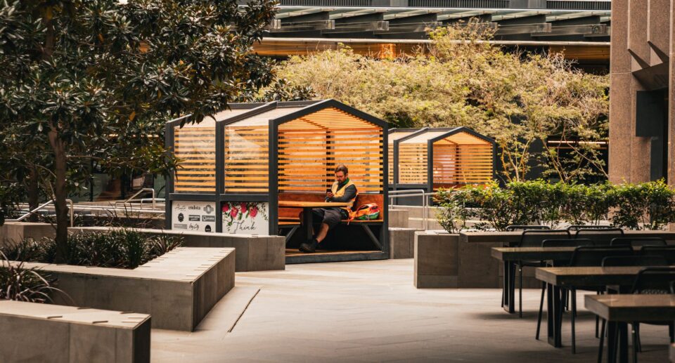 Mann entspannt sich in modernen Outdoor-Sitzhütten in Melbourne, Australien