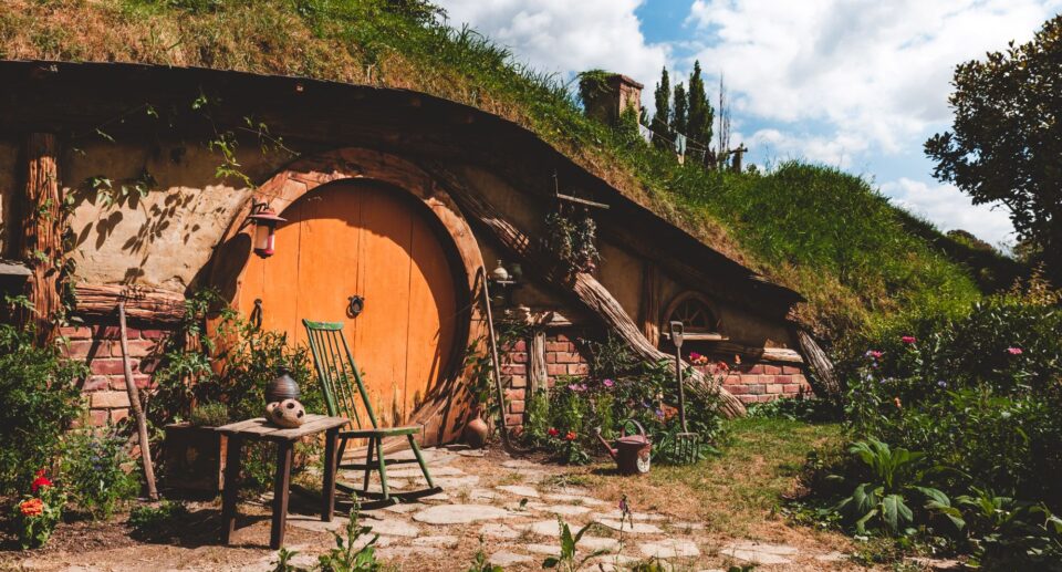 Gemütliches Hobbit-Haus in Neuseelands grüner Landschaft, eines der bekannten HERR-DER-RINGE-Drehorte