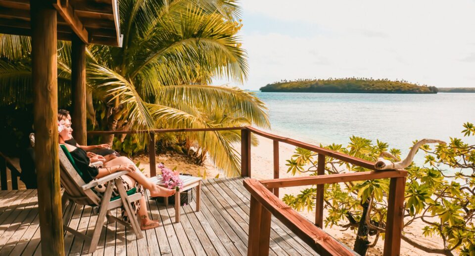 Tropische Holzterrasse mit Blick auf einen menschenleeren Strand in Samoa